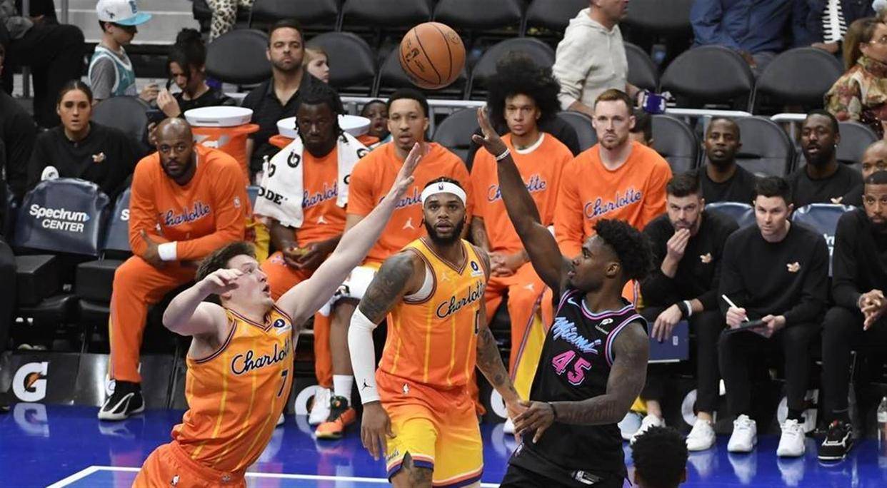 赛前洛杉矶湖人备战荷甲转会期夏洛特黄蜂备战西甲，JackeyLove在快船比赛中大胜看傻球迷的简单介绍